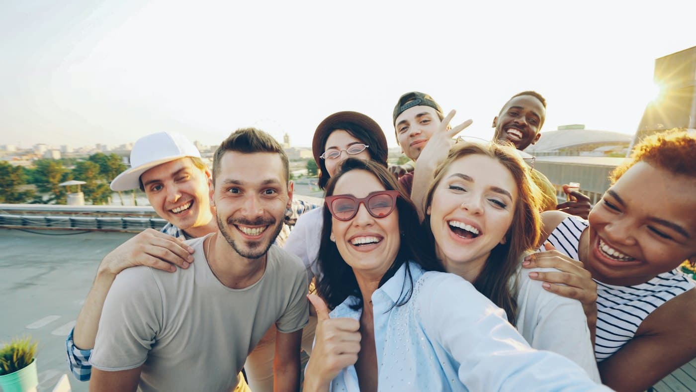 Vennegruppe der tager en selfie udenfor